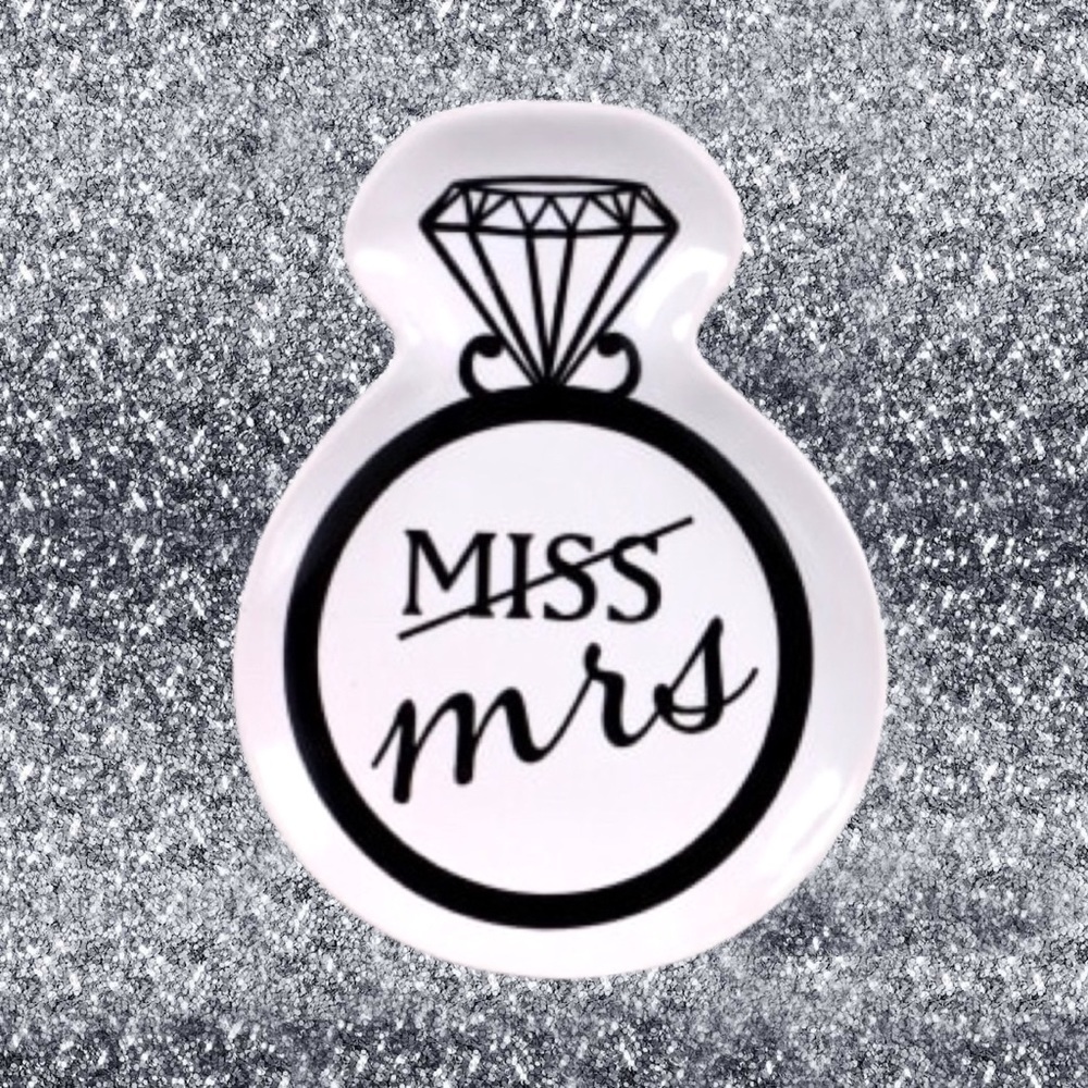 “MRS” RING SHAPED TRINKET TRAY NWT